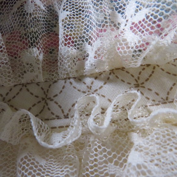 Square Pillow with heart design on top, vintage Victorian look - Picture 3 of 7